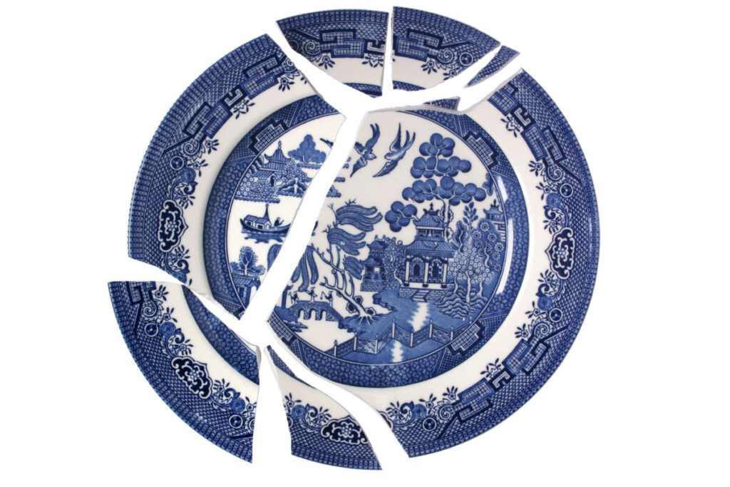 Blue willow plate depicting the traditional Chinese story